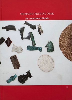 Cover of the book Sigmund Freud's Desk: An Anecdoted Guide.